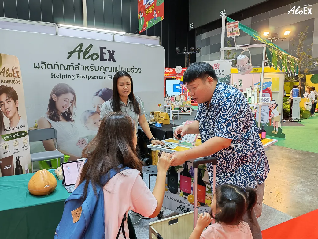 ทีมงาน AloEx ให้คำปรึกษาด้านการดูแลเส้นผมแก่ลูกค้าที่บูธ H22