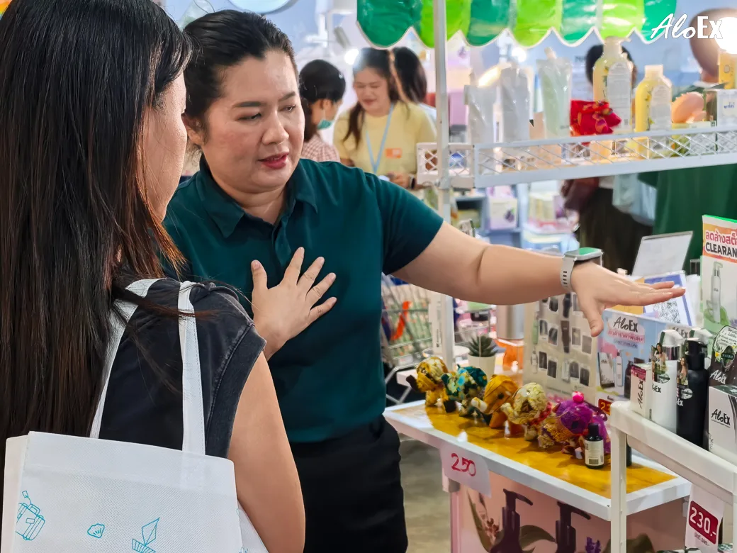 AloEx အဖွဲ့သည် BBB 63 တွင် ဖောက်သည်များအား ဆံပင်ကျွတ်ခြင်းလျှော့ချသော ထုတ်ကုန်များကို မိတ်ဆက်ပေးနေစဉ်