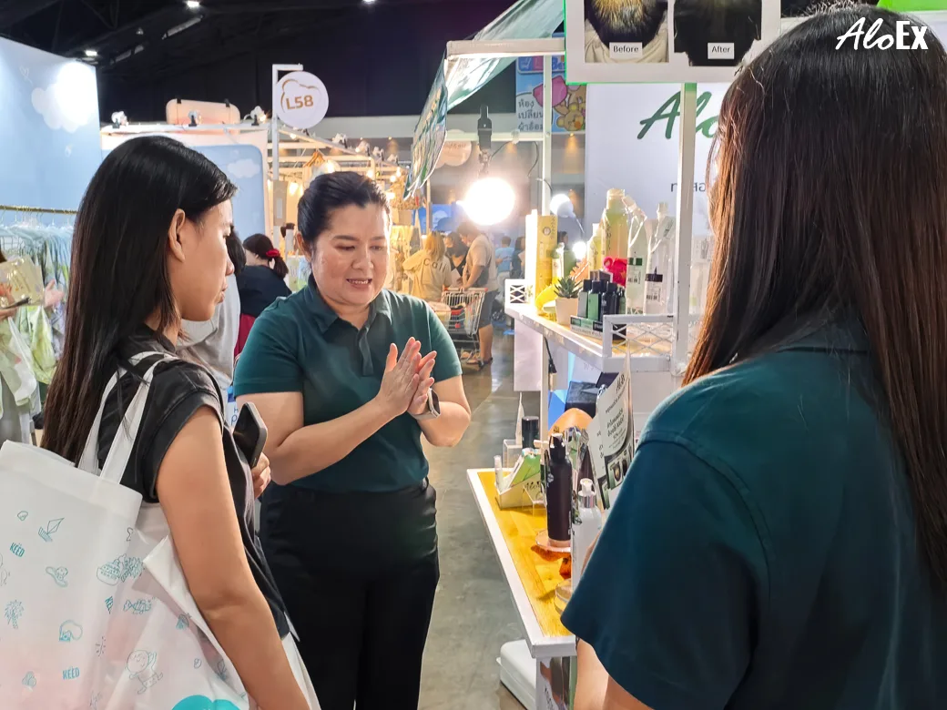 AloEx အဖွဲ့သည် ဖောက်သည်များအား ဆံပင်ကျွတ်ခြင်း ပြဿနာများနှင့် ဦးရေပြား ပြုစုစောင့်ရှောက်ခြင်းအကြောင်း အကြံပေးနေစဉ်