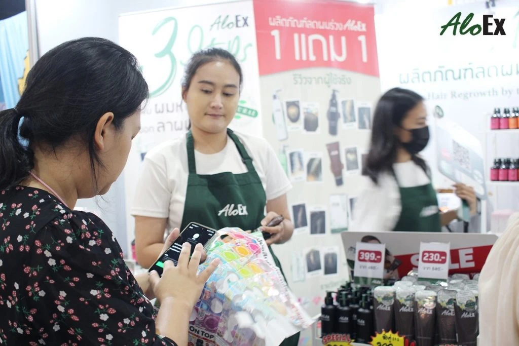 ลูกค้าเลือกซื้อสินค้า AloEx ที่บูธในงาน Thailand Baby and Kids Best Buy ครั้งที่ 55