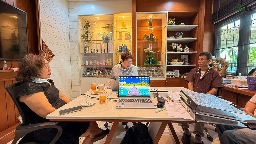 ทีมงาน AloEx ประชุมร่วมกับผู้ตรวจประเมินในห้องประชุมของโรงงาน ระหว่างการตรวจรับรองมาตรฐาน ISO 22716