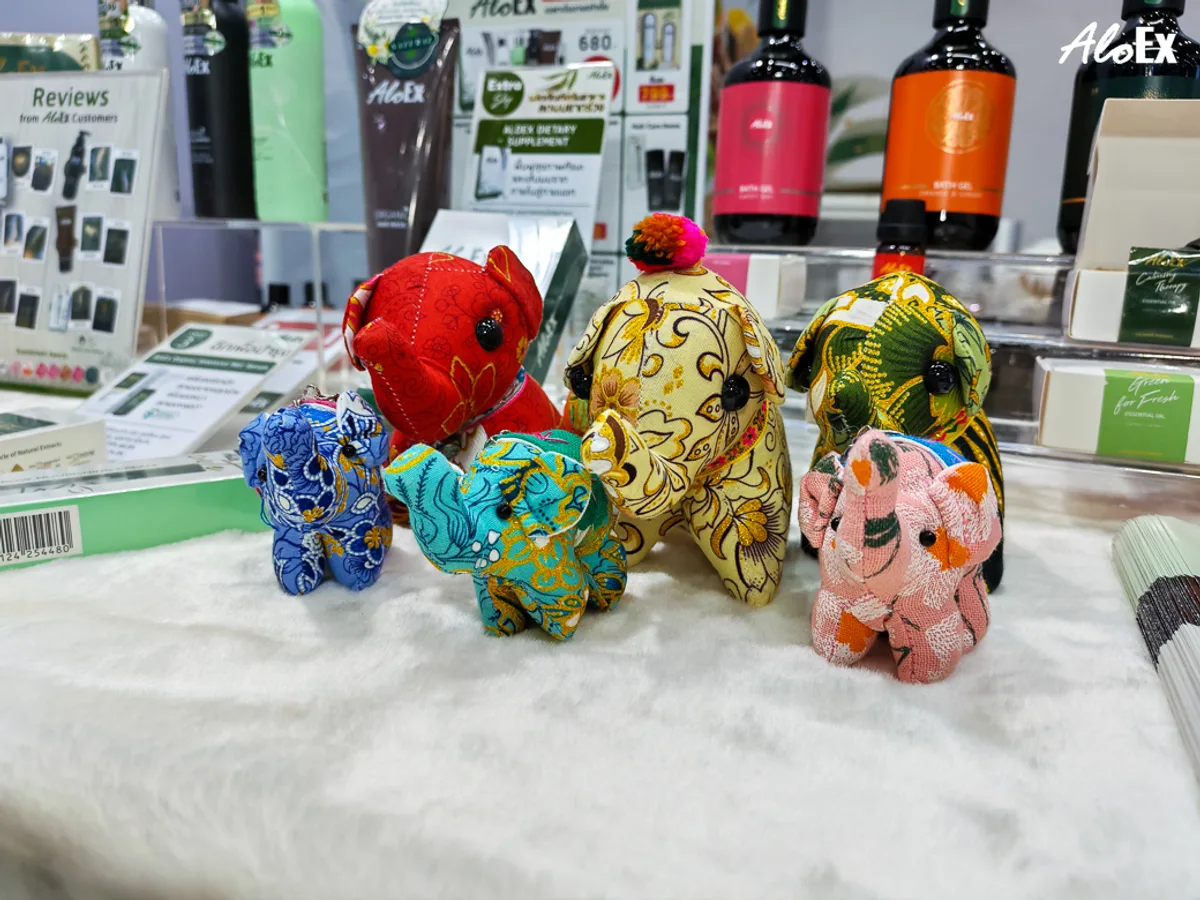 ของสมนาคุณพวงกุญแจช้างผ้าไทยสำหรับผู้ที่มาเยี่ยมชมบูธ AloEx